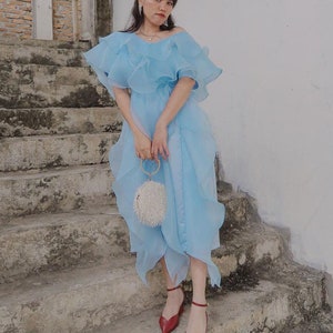 blaues Organza-Kleid mit tiefem V-Ausschnitt, elegantes Kleid für die Abendparty, minimalistisches Rüschenkleid, Hochzeitsgastkleid, einfaches Partykleid