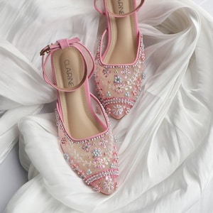 Babyroze kralenborduurwerk trouwschoenen: elegante bruidshakken