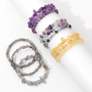 Può includere: Quattro set di braccialetti di pietre preziose, ognuno con un colore e uno stile diverso. I braccialetti sono realizzati in ametista, fluorite, citrino e labradorite.