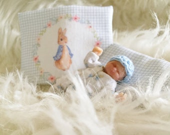 Puppenhaus Miniatur Baby Junge 1:12 Mini Gelenk Ooak Polymer Ton Puppe mit Peter Rabbit Kinderbett Quilt-Set