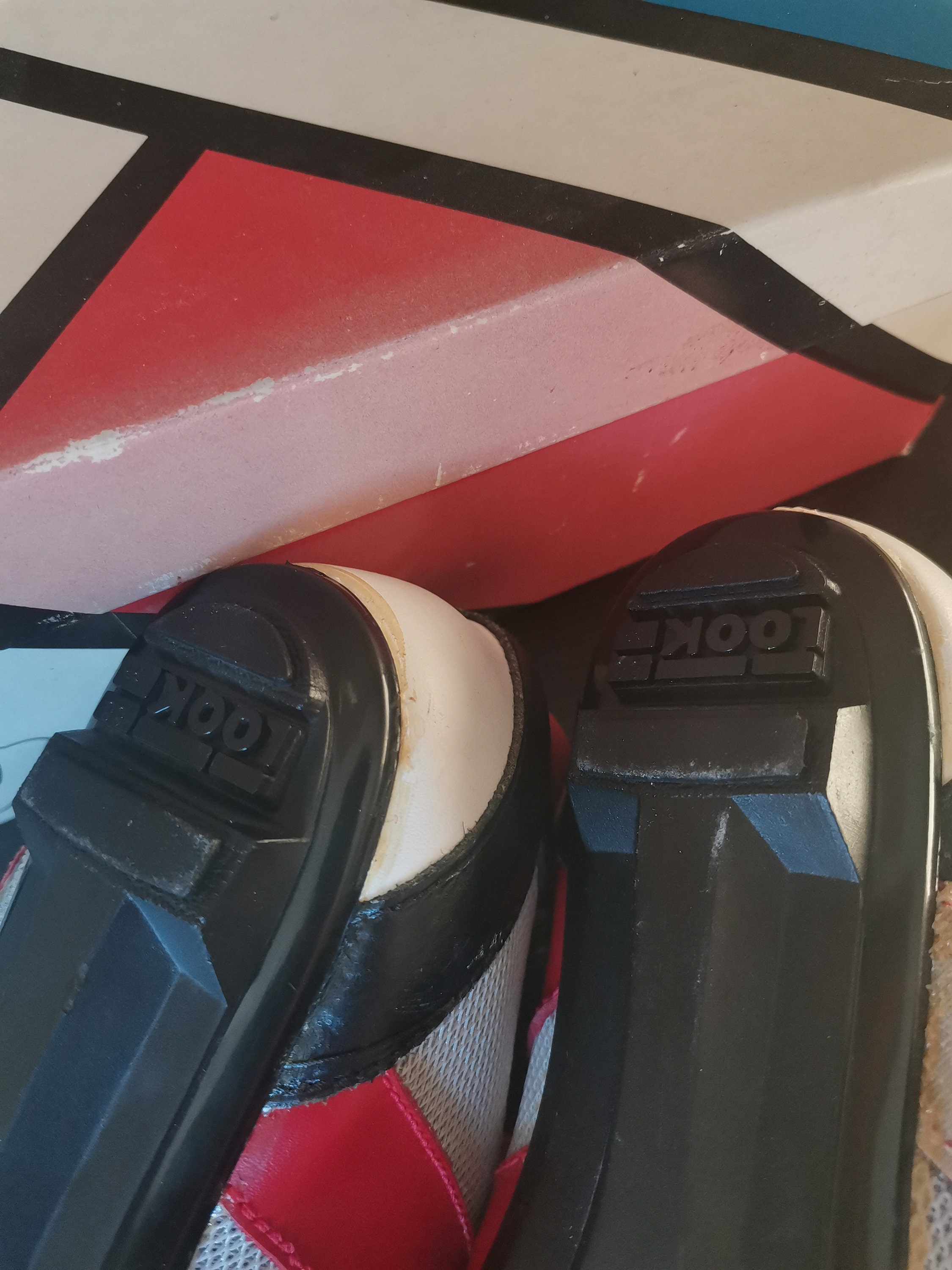 Chaussures Cyclisme Look VTT Vintage - Daim Gris Bordure Rouge - Pointure US 9.5/10