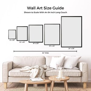 K&ouml;nnte beinhalten: Ein Leitfaden f&uuml;r Wandkunstgr&ouml;&szlig;en, ma&szlig;stabsgetreu dargestellt mit einem 84 Zoll langen Sofa. Der Leitfaden zeigt f&uuml;nf verschiedene Gr&ouml;&szlig;en von gerahmten Kunstwerken, von 8x10 Zoll bis 24x36 Zoll.