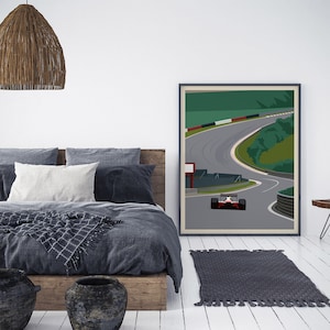 K&ouml;nnte beinhalten: Ein minimalistisches Poster mit einem roten Rennwagen, der auf einer kurvigen Strecke mit gr&uuml;nen B&auml;umen im Hintergrund f&auml;hrt.