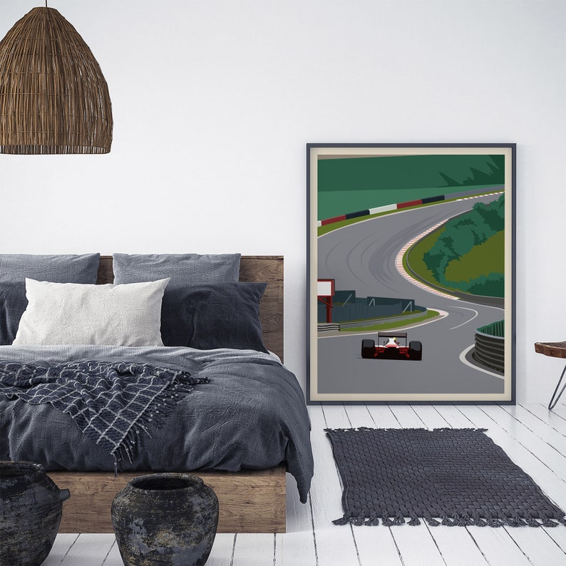 K&ouml;nnte beinhalten: Ein minimalistisches Poster mit einem roten Rennwagen, der auf einer kurvigen Strecke mit gr&uuml;nen B&auml;umen im Hintergrund f&auml;hrt.