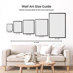 K&ouml;nnte beinhalten: Ein Leitfaden f&uuml;r Wandkunstgr&ouml;&szlig;en, ma&szlig;stabsgetreu dargestellt mit einem 213 cm langen Sofa. Der Leitfaden zeigt f&uuml;nf verschiedene Gr&ouml;&szlig;en von gerahmten Kunstwerken, von 20x25 cm bis 61x91 cm.