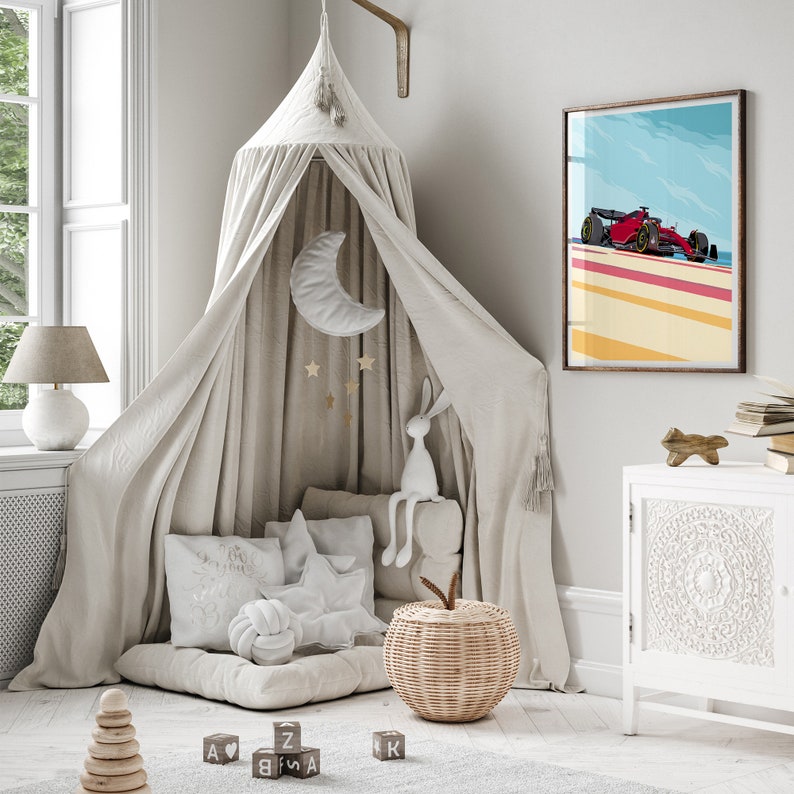 Pode incluir: Uma cama com dossel branco com um tecido estampado em branco e bege. A cama tem um travesseiro branco, um travesseiro de apoio branco e bege e um coelho de pel&uacute;cia branco. H&aacute; uma cesta de vime em primeiro plano e um arm&aacute;rio de madeira com um design entalhado no fundo.