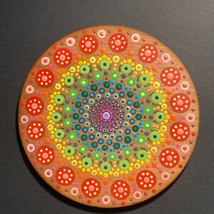 Disque de mandala à pois peint à la main ETHAN Pride