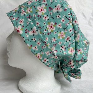 Mintgroen met witte bloemen scrubmuts: pixiestijl met striksluiting voor dames, handgemaakt in Canada