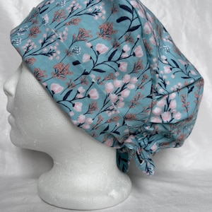 Mint green flower scrub cap for women. Surgical scrub hat for operating room. Nurse scrub cap. Surgeon scrub hat. The Scrub Locker Canada.
