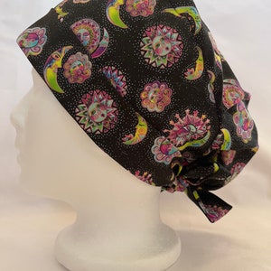 Casquette de gommage chirurgical du solstice d’été pour femmes. Chapeau de gommage solaire et lunaire. Conçu et fabriqué au Canada par The Scrub Locker