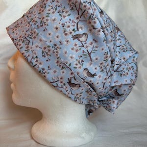 Bonnet chirurgical pour femme, orné d'oiseaux dans des cerisiers en fleurs, style lutin, fait main au Canada