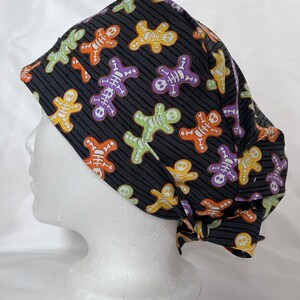 Boné de Halloween com osso de Skelton. Brilha no tecido escuro. Chapéu feminino para sala de cirurgia. Canadense feito por The Scrub Locker