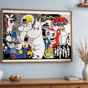 以下が含まれることがあります： ムーミンのキャラクターのカラフルなイラストが描かれた、額入りのアートプリント。このアートワークは、黒、白、赤、青、黄色のカラーパレットで、さまざまな気まぐれな人物を特徴としています。プリントは白黒の背景に設定されています。