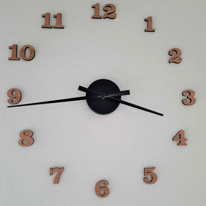 Große Wanduhr aus Eiche mit einzelnen Zahlen selbstklebend, Moderne Wanduhr mit variablem Durchmesser. Made in Germany
