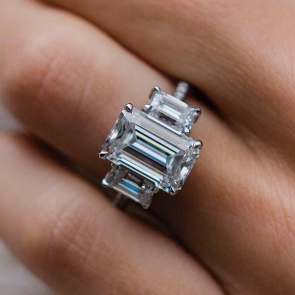 Delicado esmeralda corte brillante CZ diamante tres piedras perfecto regalo de cumpleaños y anillo de aniversario para mujer