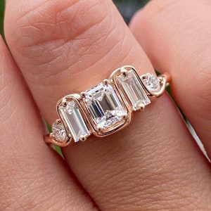 Anillo de 5 piedras con esmeralda blanca, diamantes de talla baguette y redonda. Pedido personalizado en plata y oro con moissanita y diamante cultivado en laboratorio (según pedido).