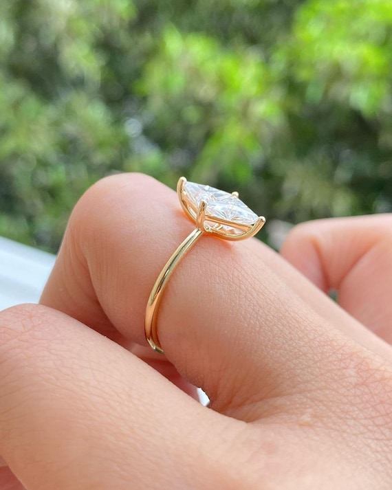 Buy quality Elegant Dual Flower 18 karat Diamond Ring For Women in Pune