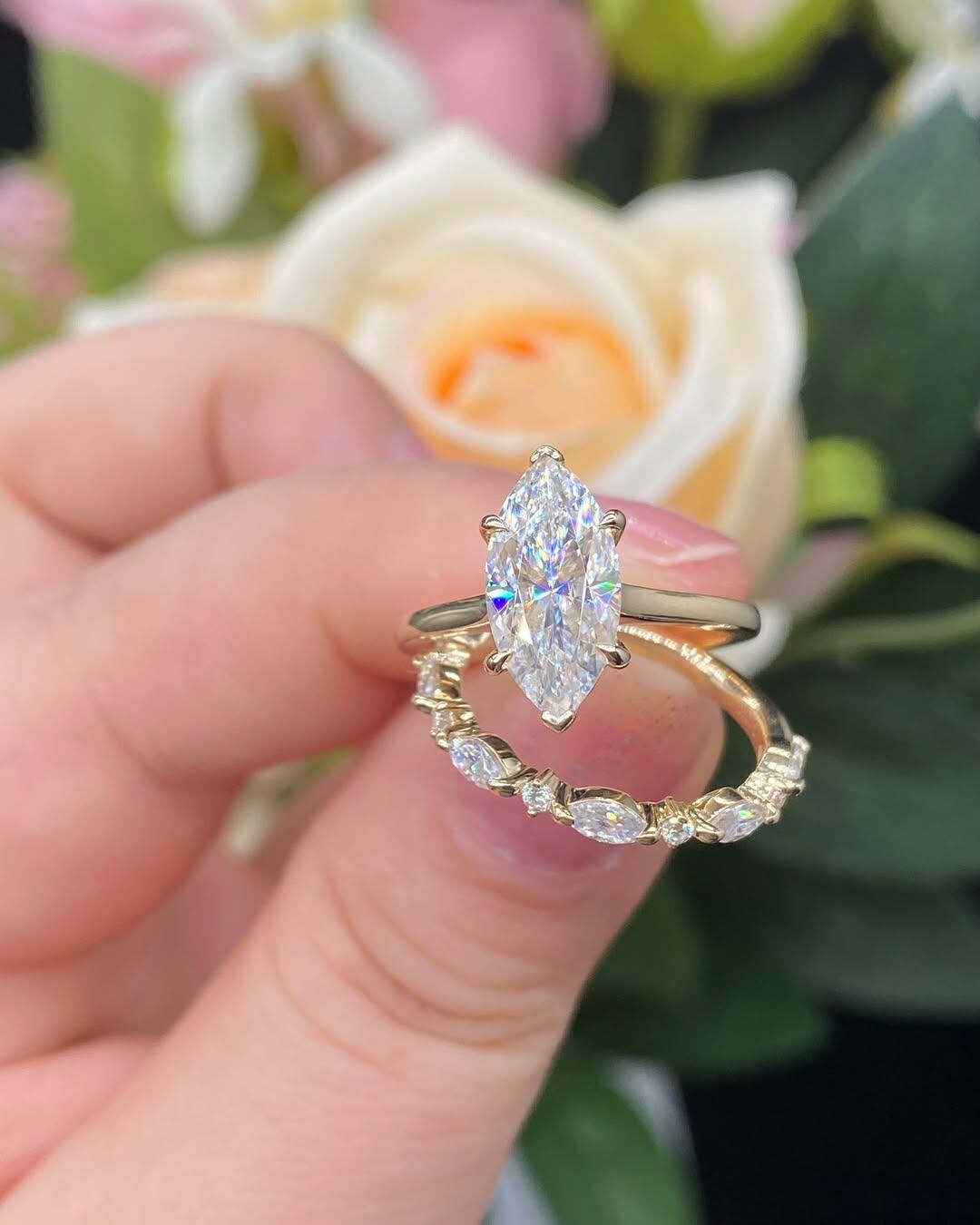 ホワイトマーキスカットダイヤモンドソリティアウェディングギフト