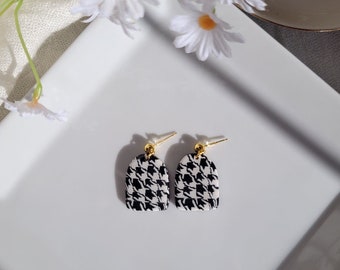 Brincos femininos, brincos houndstooth, brincos pendurados, brincos de argila de polímero, brincos clássicos, presente para ela
