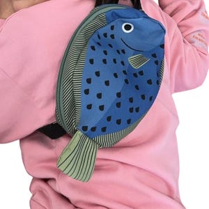 Blauer Fisch Gürteltasche für Kinder, verstellbare Cartoon-Fisch-Gürteltasche, lustige Gürteltasche für Jungen und Mädchen, Kleinkind-Umhängetasche