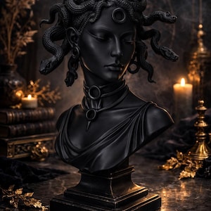 Può includere: Un busto nero di Medusa con serpenti al posto dei capelli, che indossa una collana e un abito drappeggiato. La scultura è ambientata su uno sfondo scuro e suggestivo con candele e dettagli dorati.