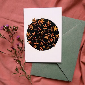 Florale Klappkarte mit Umschlag, gemalte Pflanzen im Kreis, Blumenkarte, Blätterkarte, Klappkarte Herbst, Karte Blätterkranz, moderne Karte