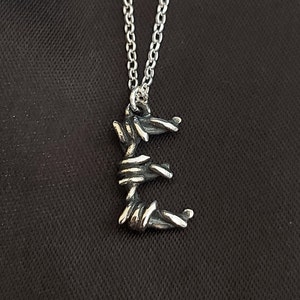 Collar inicial de alambre de púas de plata de ley / Carta personalizada / Joyería alternativa gótica / Estilo grunge / Macabro / Academia oscura