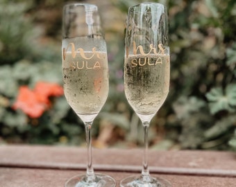 Set of 2 Mr and Mrs Champagne Glasses Personalized Wedding Gift Engagement Gift Anniversary Gift Wedding Guest Favor