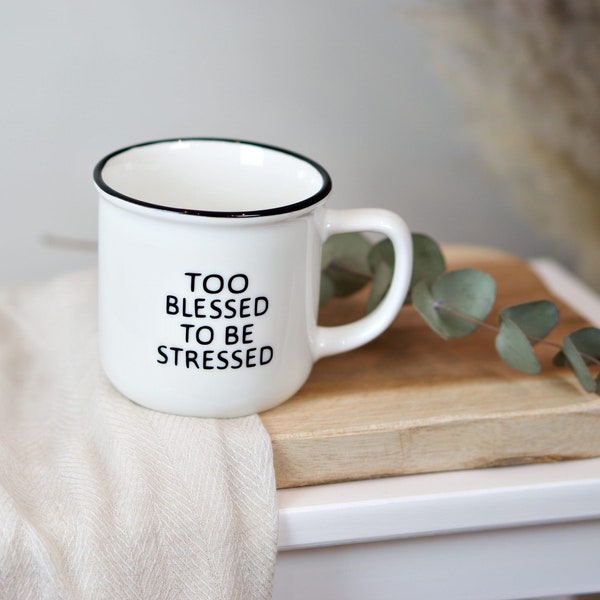 Tasse avec dicton chrétien "Trop béni pour être stressé" en aspect émail et 350ml