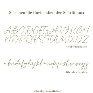 K&ouml;nnte beinhalten: Ein Schriftalphabet-Diagramm, das Gro&szlig;- und Kleinbuchstaben in kursiver Schrift zeigt. Die Buchstaben sind in hellbrauner Farbe auf wei&szlig;em Hintergrund geschrieben. Der Text "So sehen die Buchstaben der Schrift aus:" befindet sich oben im Bild. Der Text "Gro&szlig;buchstaben" befindet sich unter den Gro&szlig;buchstaben. Der Text "Kleinbuchstaben" befindet sich unter den Kleinbuchstaben. Der Text "schenkpersoenlich.de" befindet sich unten im Bild.