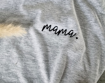 Mama T-Shirt mit Herz – personalisierbar | Geschenkidee zum Muttertag, Geburtstag & Babyparty | Beste Mama Shirt | Lieblings-Mom T-Shirt