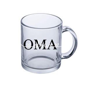 Puede incluir: Una taza de vidrio transparente con un dise&ntilde;o negro que dice "OMA" con un coraz&oacute;n a cada lado de la palabra.