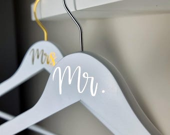 Personalized coat hangers – wedding gifts for the bride, groom, and best man | Mr. & Mrs. hangers | Wedding dress, bachelorette party accessory