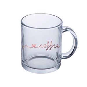 Puede incluir: Una taza de vidrio transparente con un dise&ntilde;o en oro rosa que dice "Me encanta el caf&eacute;".