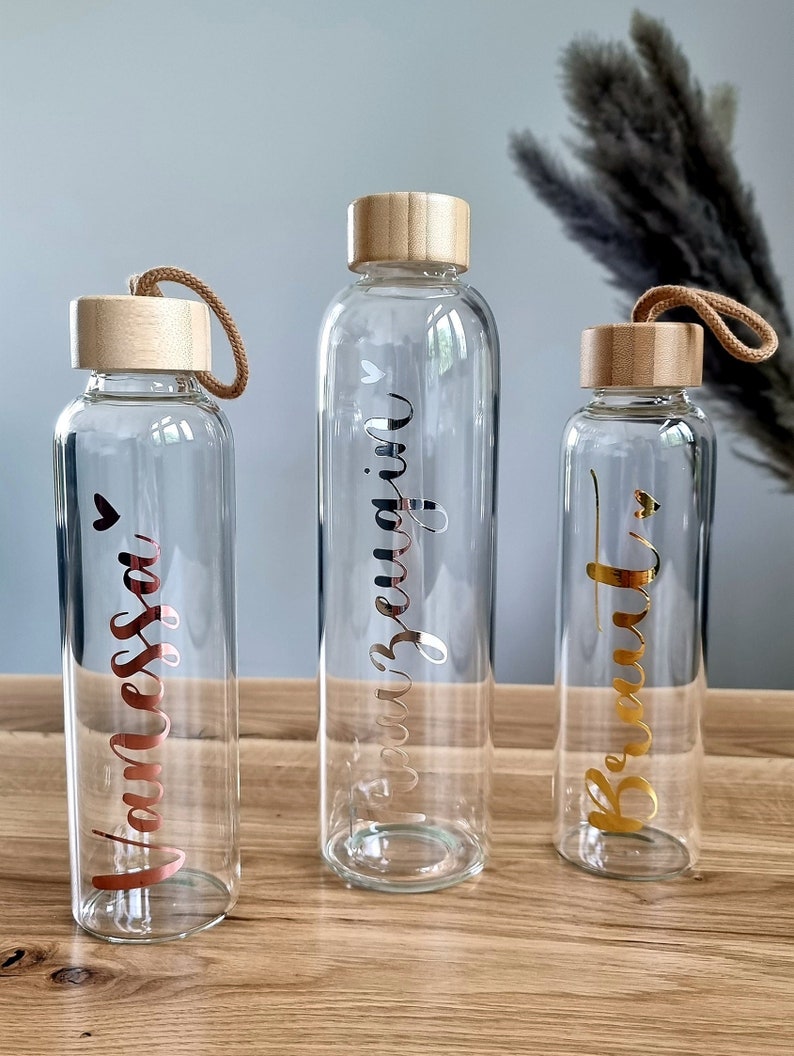 1000ml Trinkflasche personalisiert JGA Glasflasche Wasserflasche mit Bambusdeckel Glasflasche mit Name Geschenkidee Geburtstag Bild 1