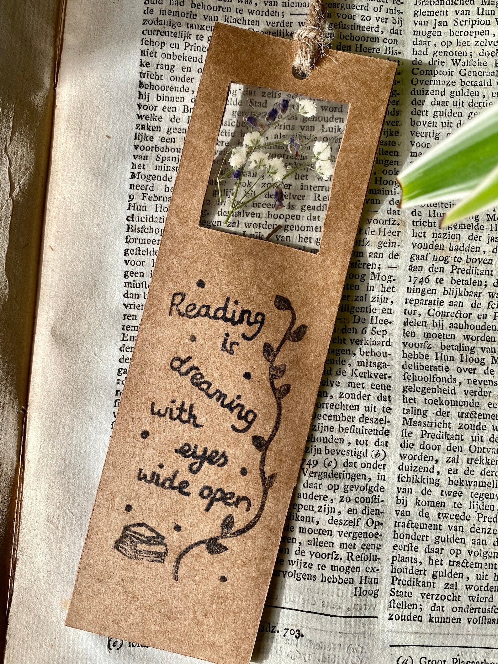 Handmade aesthetic bookmark laminated flower | Etsy