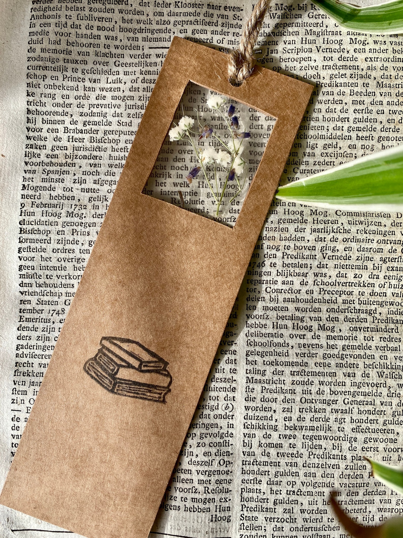 Handmade aesthetic bookmark laminated flower | Etsy