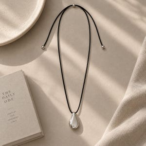 Vändbart halsband med droppformad hänge | Silverfärgat och beigeguld (lång justerbar snodd)