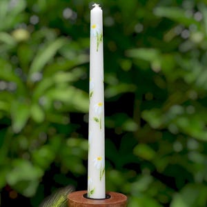 Handmade daisy taper candle, 22cm tall with 2 cm base, White floral spring dinner candle for wedding centerpieces, Easter or gift decor