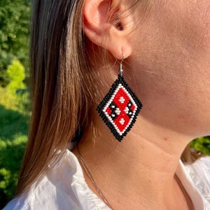 Handcrafted red and black beaded earrings – Geometric diamond-shaped dangle earrings, Boho chic jewelry, Lightweight gift for women
