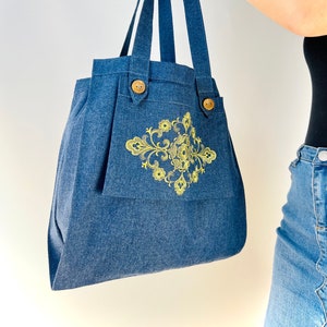 Stylish linen tote bag with embroidered floral design