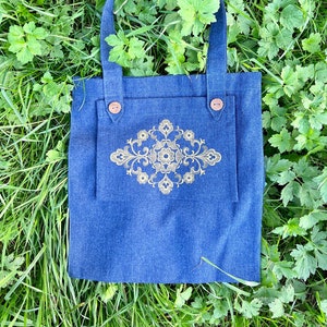 Stylish linen tote bag with embroidered floral design