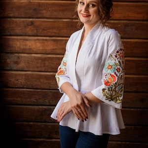 Romanian Embroidery Blouse, White Linen Floral Embroidery Top, 3/4 Sleeve Shirt, Ukraine Vyshyvanka, Boho Embroidered Blouse