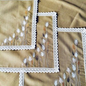 Embroidered cotton placemats with lace
