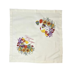 Op de afbeelding: Witte linnen keukendoek met geborduurde paaseieren, bloemen en de tekst "Христос Воскрес" in rood.