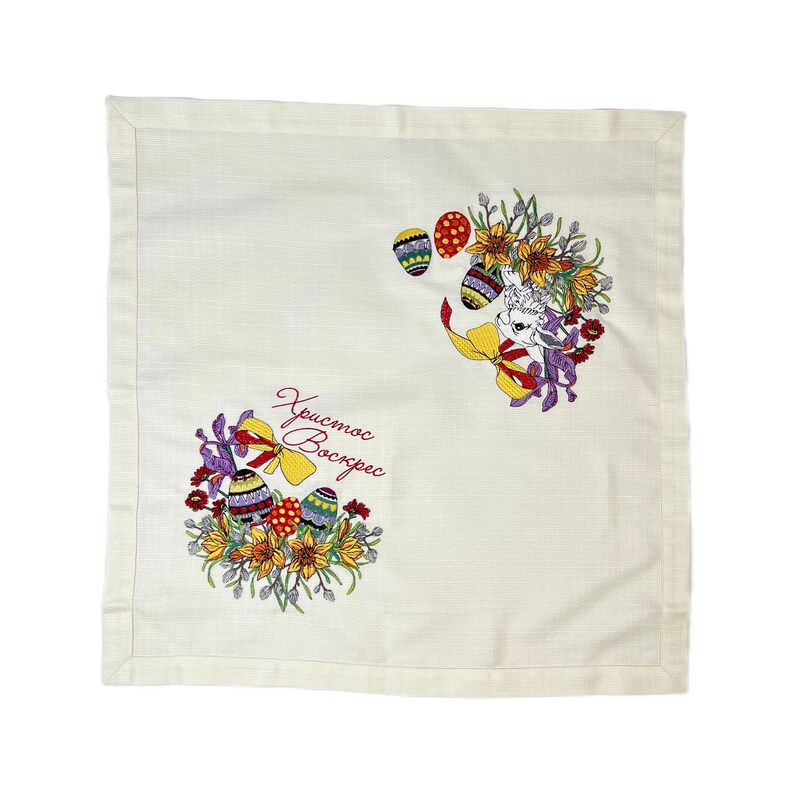Op de afbeelding: Witte linnen keukendoek met geborduurde paaseieren, bloemen en de tekst "Христос Воскрес" in rood.
