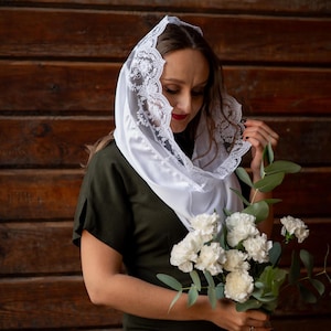 White Infinity Chapel Veil with Lace Trim – Catholic Head Covering for Mass, Modest Circular Mantilla Scarf for Prayer and Worship