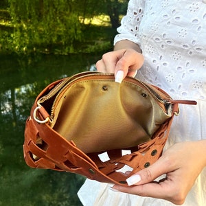Handmade Woven Leather Crossbody Bag with Removable Zipper Pouch and Adjustable Strap – Cognac Brown Boho Shoulder Purse for Everyday Use