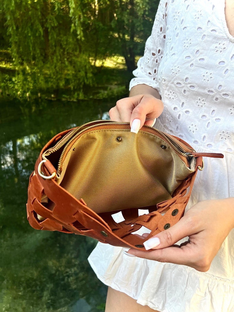 Handmade Woven Leather Crossbody Bag with Removable Zipper Pouch and Adjustable Strap – Cognac Brown Boho Shoulder Purse for Everyday Use