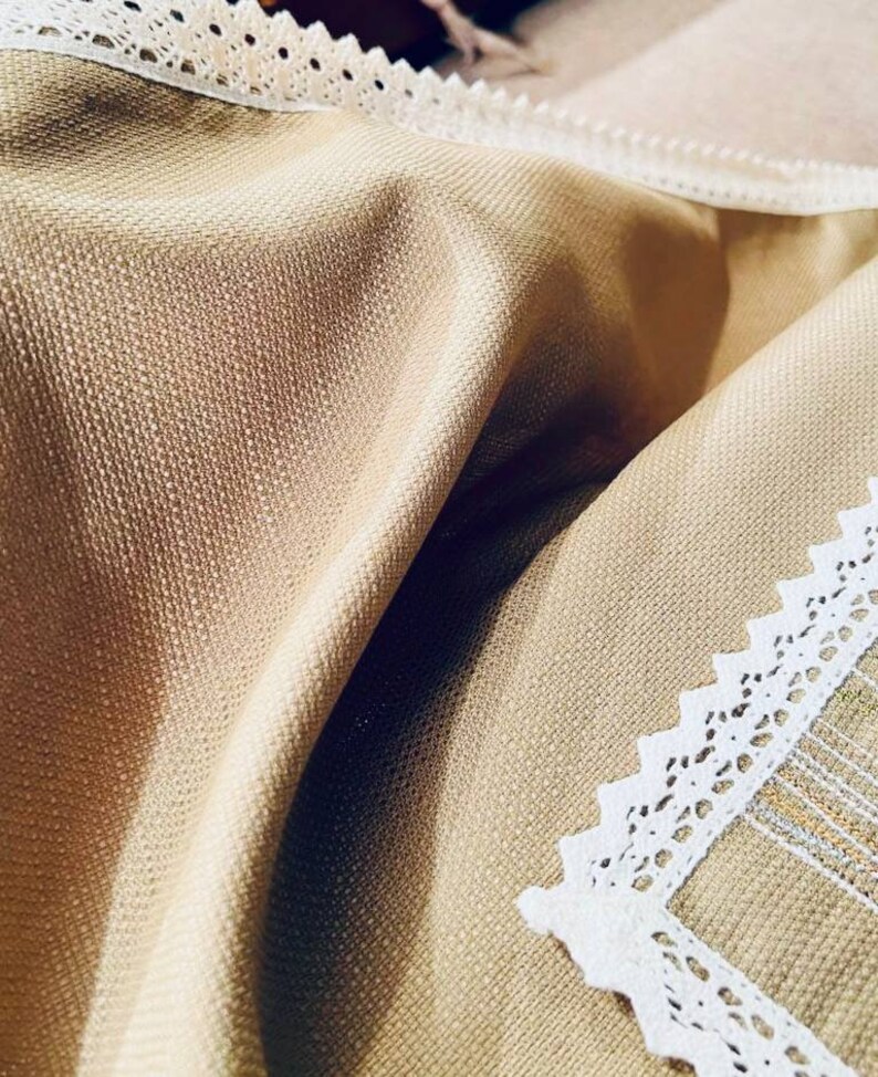 Embroidered cotton placemats with lace